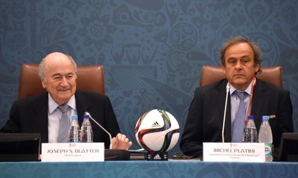 SETTEMBRE - L’inchiesta contro Sepp Blatter coinvolge anche Michel Platini. Si sospetta, da parte del n.1 della Fifa, un versamento illegale di due milioni di franchi a favore dell’allora vicepresidente per “lavori forse falsamente effettuati” fra il ‘99 e il 2002. A dicembre i due dirigenti saranno squalificati per 8 anni (ANSA).